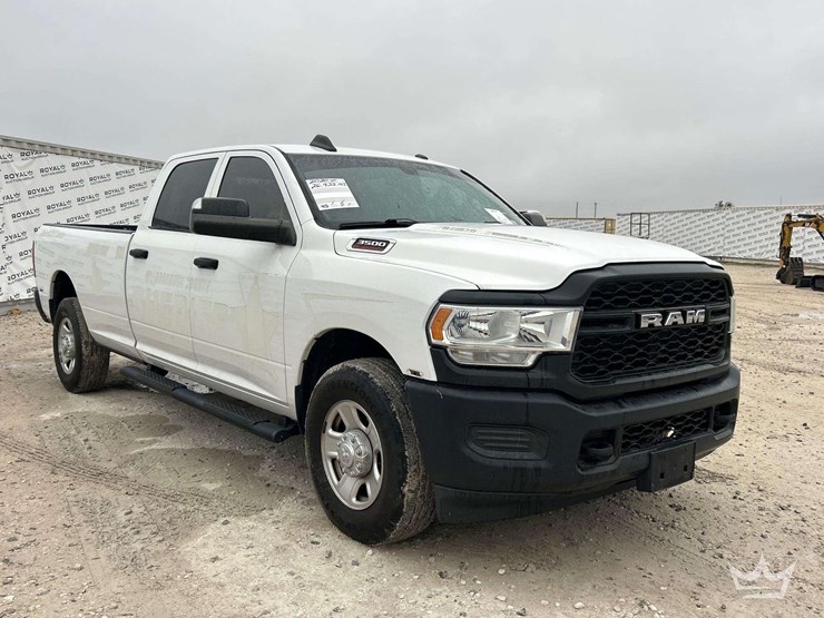 2020-dodge-3500-image-2