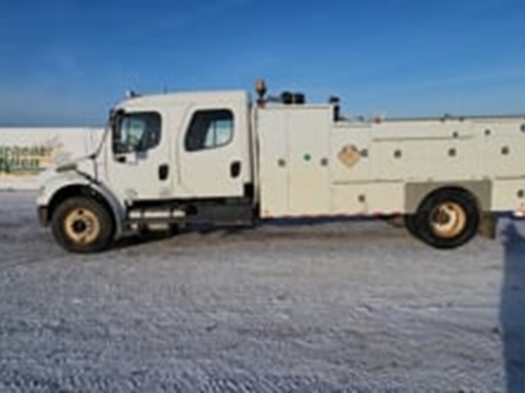 2005-freightliner-m2-106-image-5