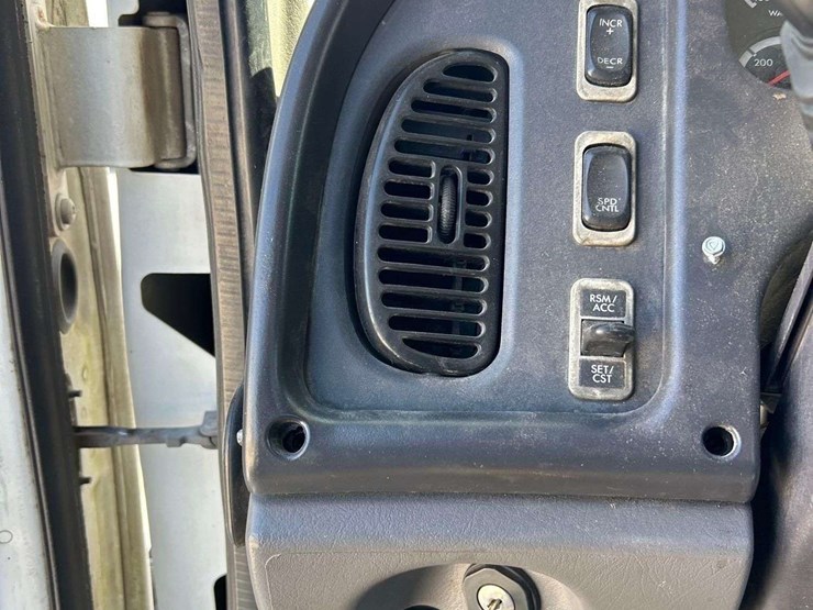 2010-freightliner-m2-106-image-15