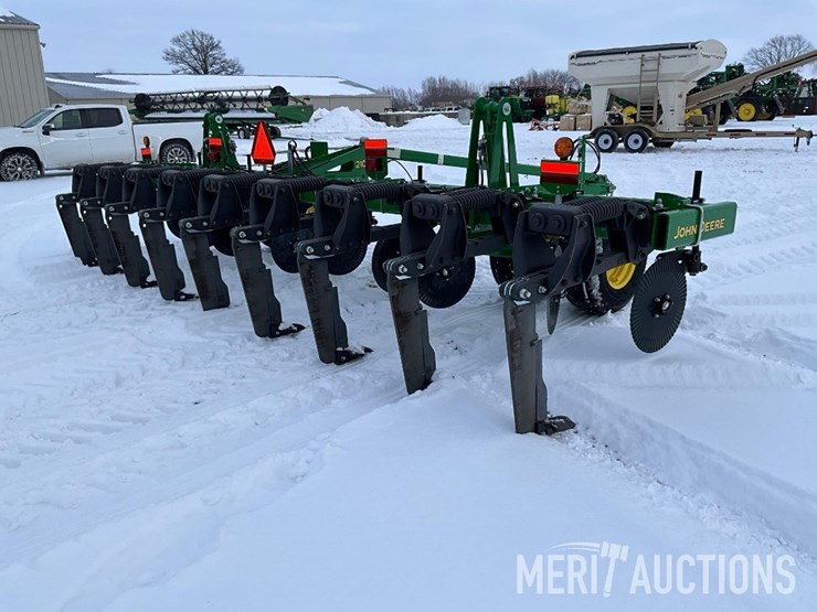 2023-john-deere-2100-image-5