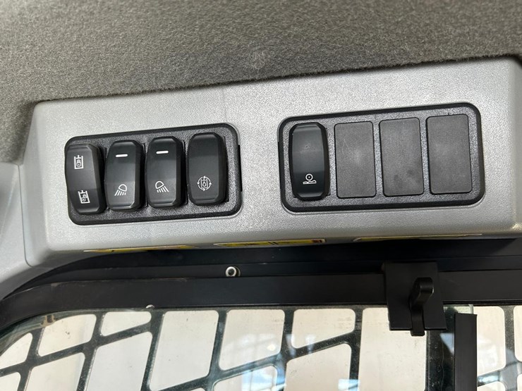 2023-caterpillar-259d3-image-24