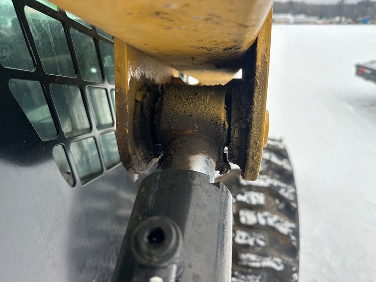 caterpillar-242d-image-15