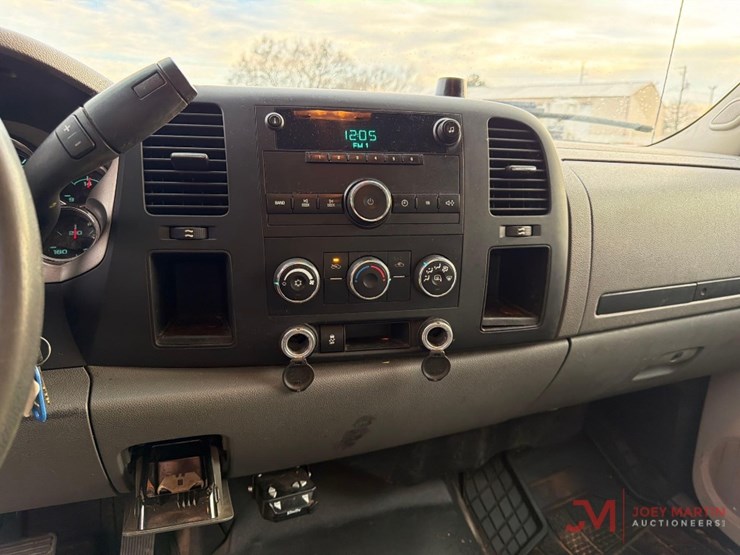 2013-chevrolet-2500-image-22