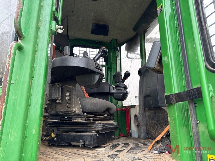 2018-deere-748l-image-17