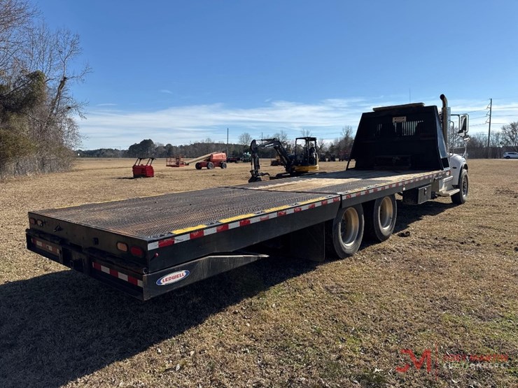 2019-peterbilt-348-image-2