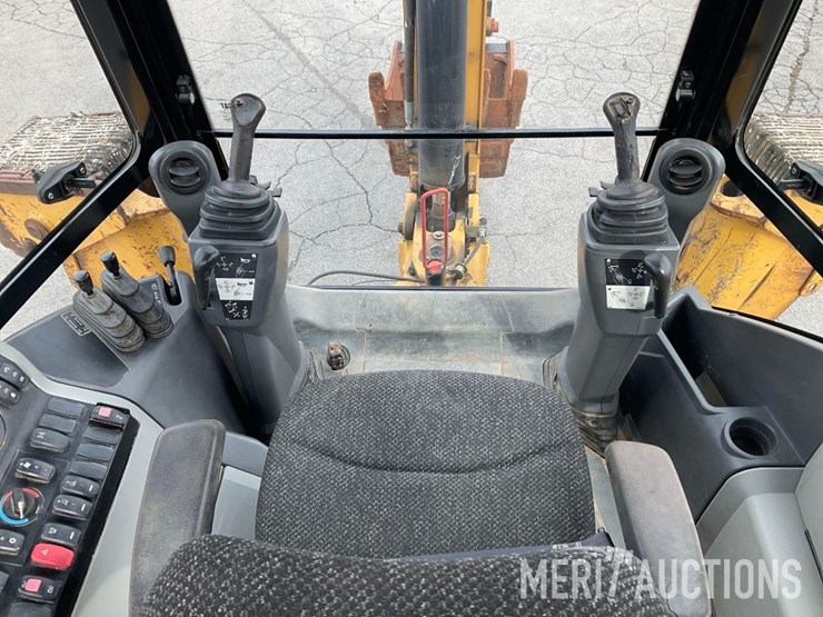 2017-caterpillar-420f2-image-54