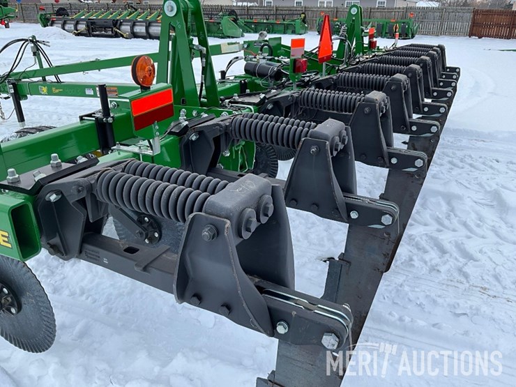 2023-john-deere-2100-image-11