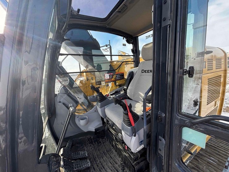 deere-245g-lc-image-16