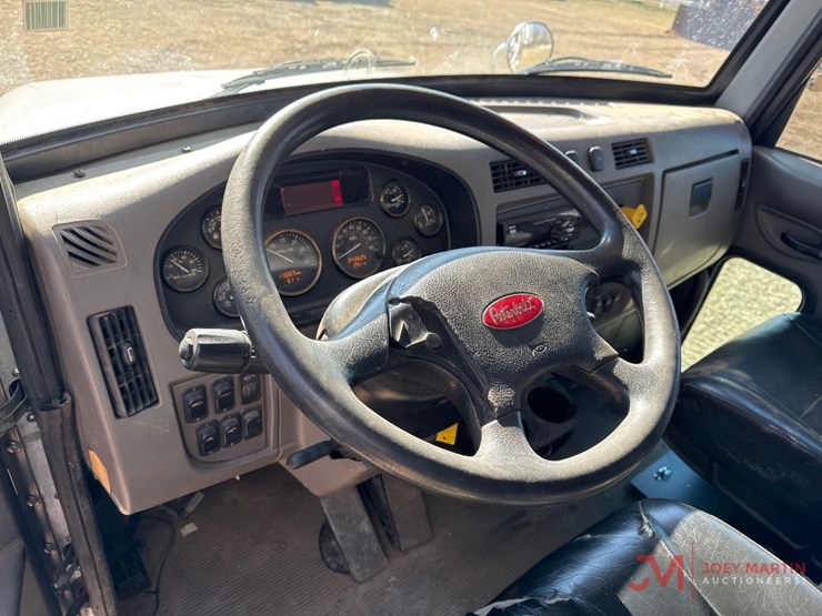 2019-peterbilt-348-image-21