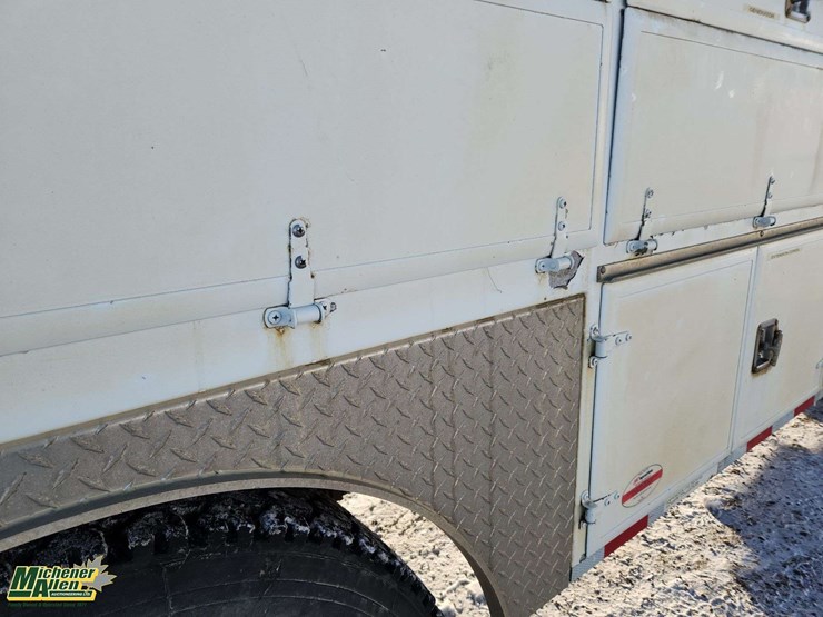 2005-freightliner-m2-106-image-40