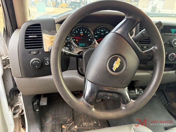 2013-chevrolet-2500-image-23