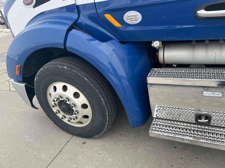 2016-peterbilt-semi-image-15