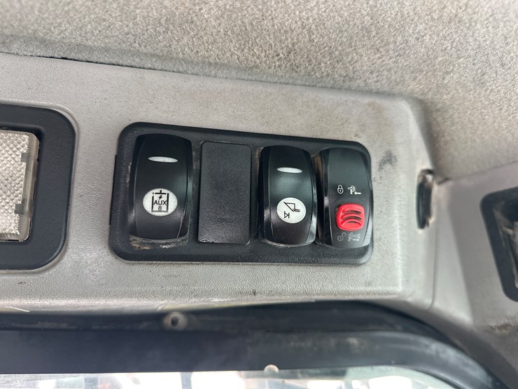 caterpillar-242d-image-36