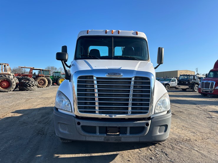 2014-freightliner-cascadia-125-image-5