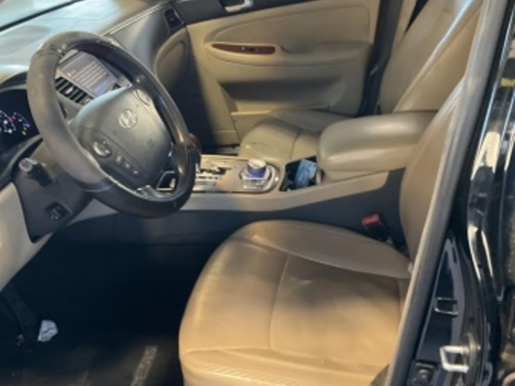 2012-hyundai-genesis-sdn-image-24
