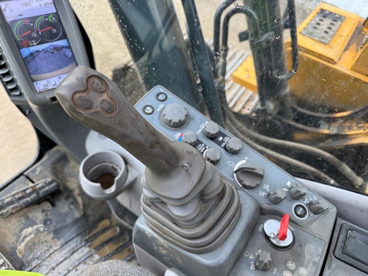 2019-deere-210g-lc-image-25