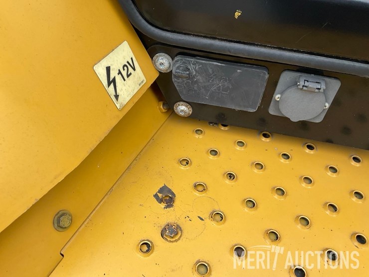 2017-caterpillar-420f2-image-44