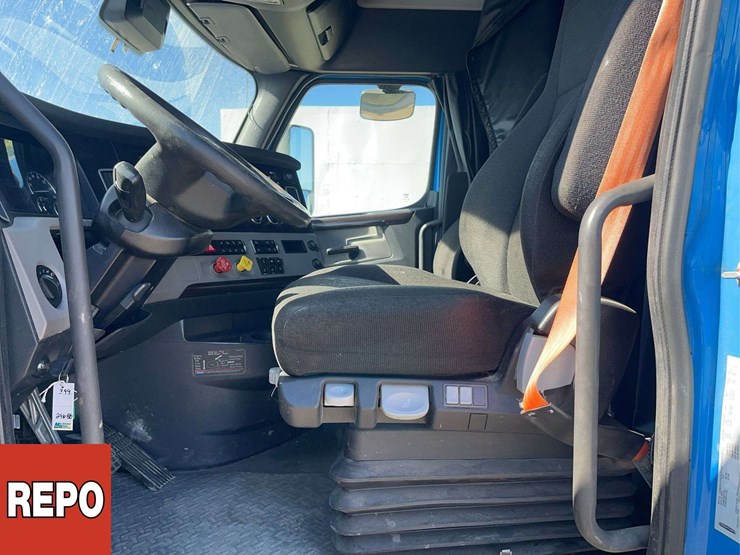 2022-freightliner-cascadia-t/a-sleeper-tractor-image-12