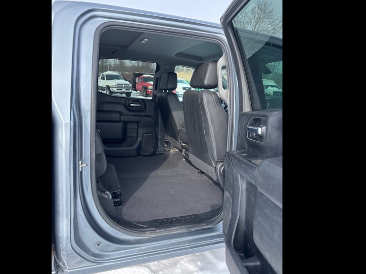 #1120-•-2019-chevrolet-silverado-4x4-crew-cab-image-14