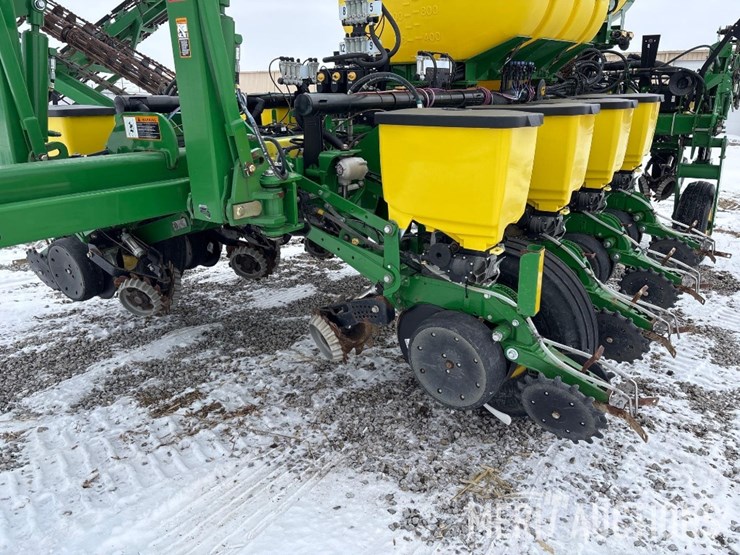 2015-john-deere-1775nt-image-13