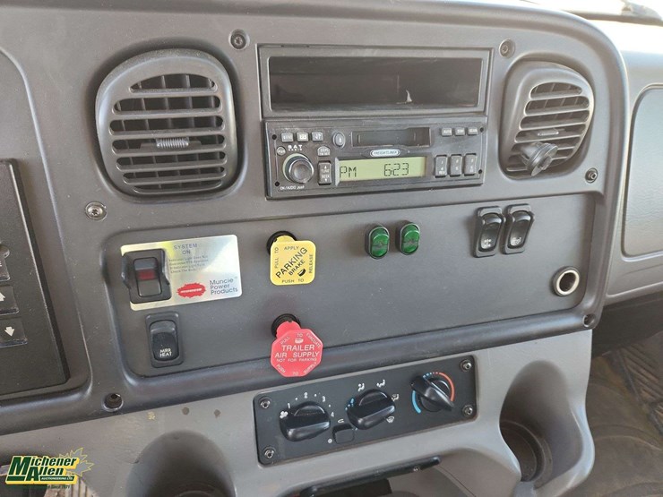 2005-freightliner-m2-106-image-21