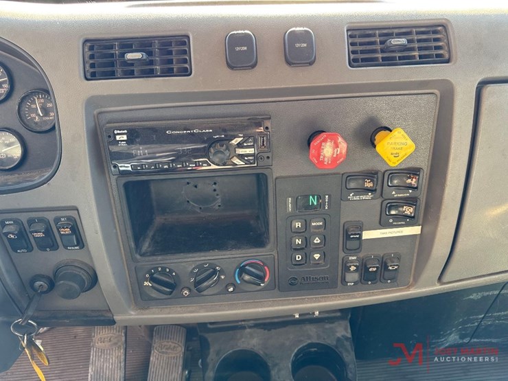 2019-peterbilt-348-image-22