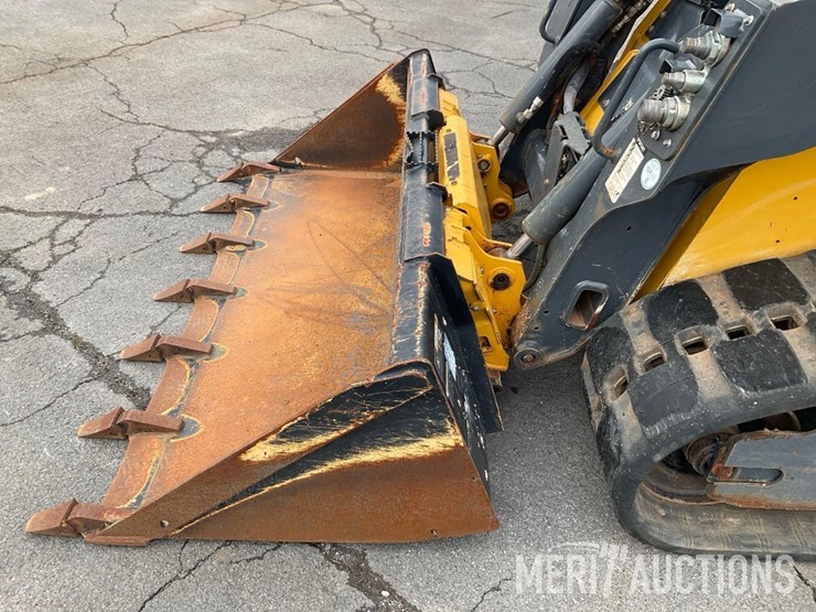 2022-deere-317g-image-13