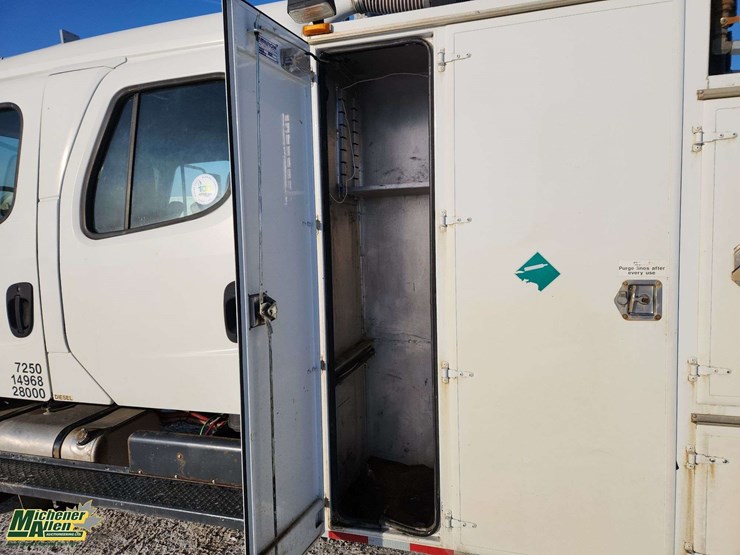 2005-freightliner-m2-106-image-28