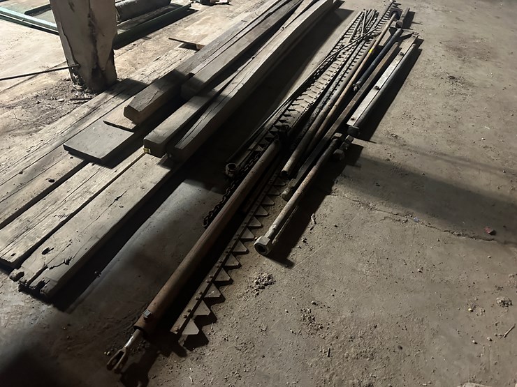 #38474-•-lot-of-header-sickles,-hydraulic-cylinder,-&-misc-image-2