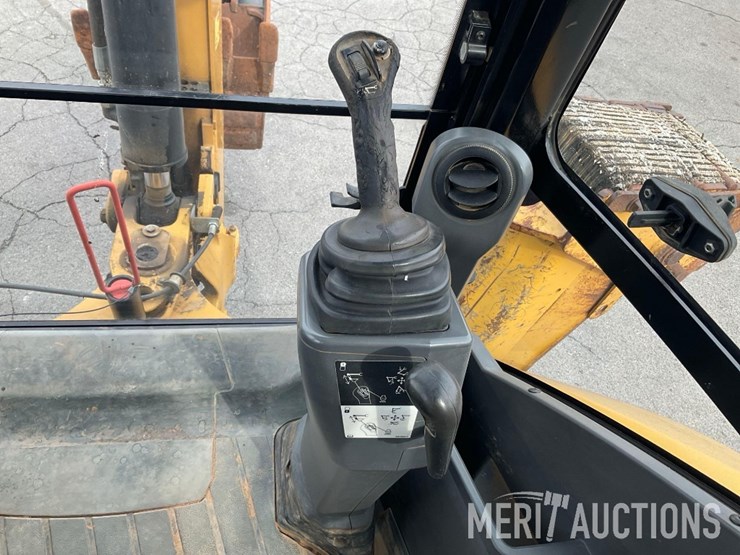 2017-caterpillar-420f2-image-55