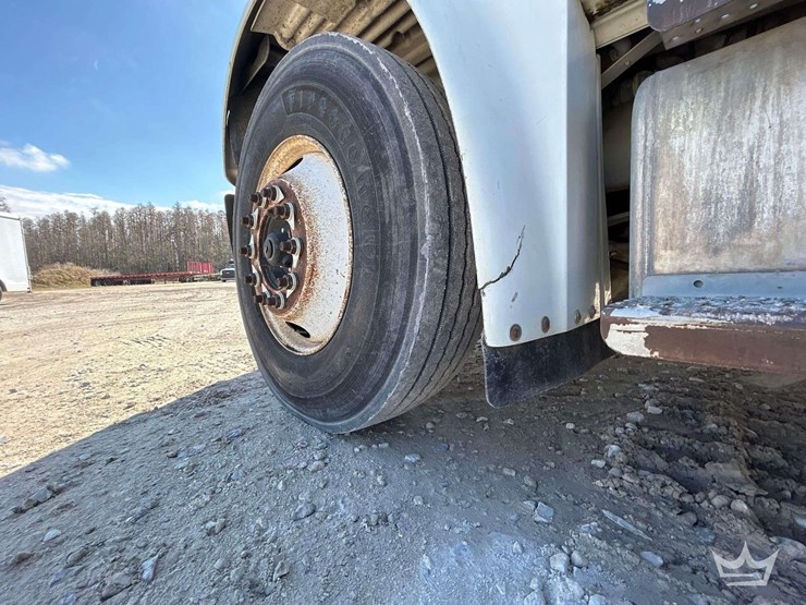 2010-freightliner-m2-106-image-39