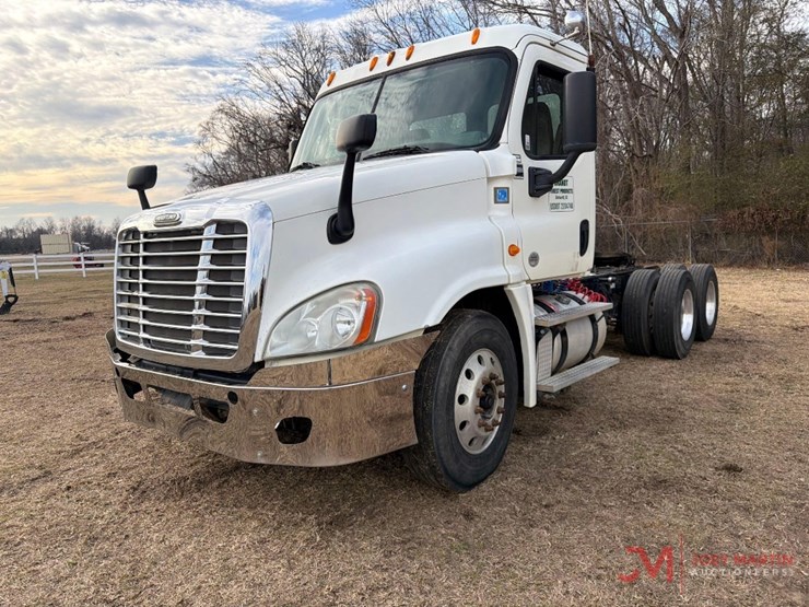 2013-freightlinerday-cab-truck-tractor-image-7