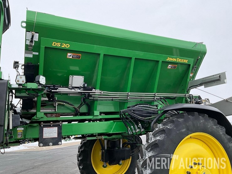2023-john-deere-400r-image-16