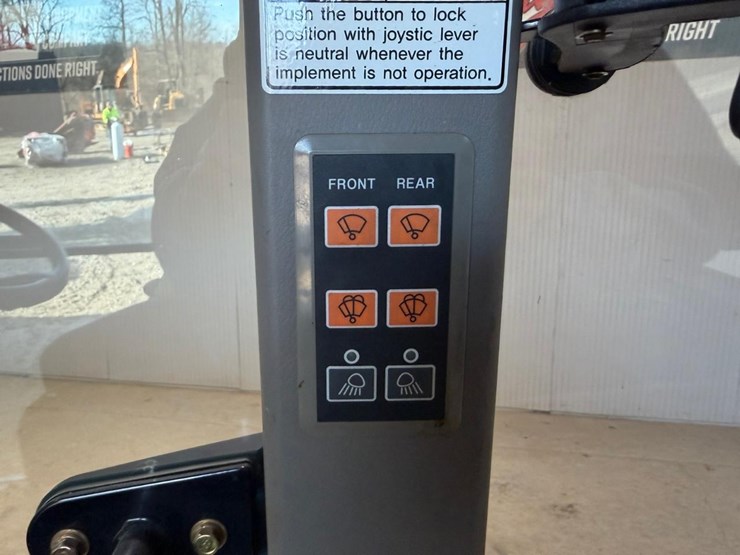 2016-mahindra-2565-image-24