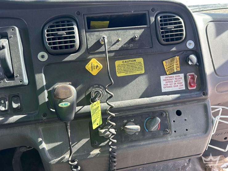 2011-freightliner-b2-image-17