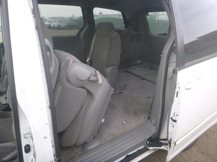 2005-toyota-sienna-image-6