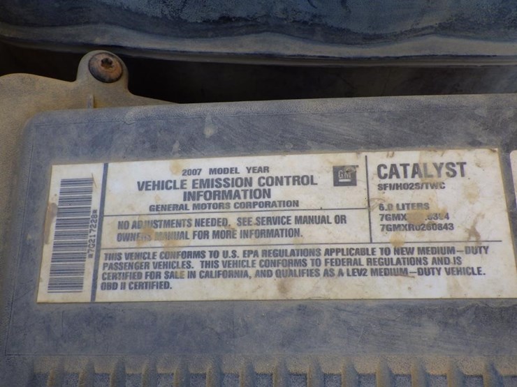 2007-chevrolet-suburban-image-12