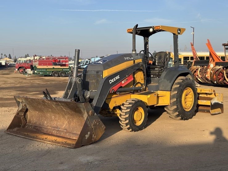2020-deere-210l-image-1