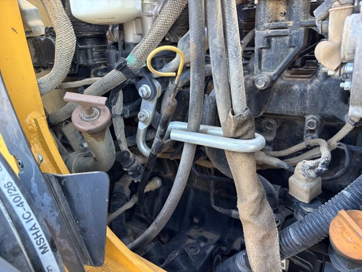 2020-deere-210l-image-54