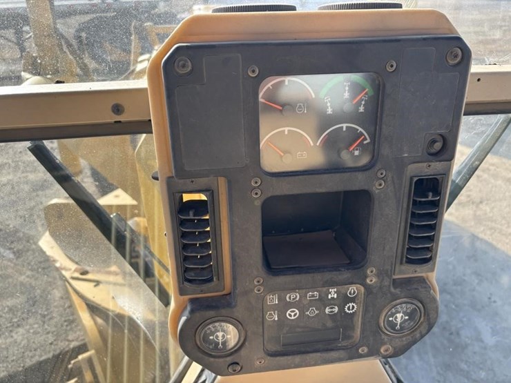 2005-caterpillar-143h-image-42