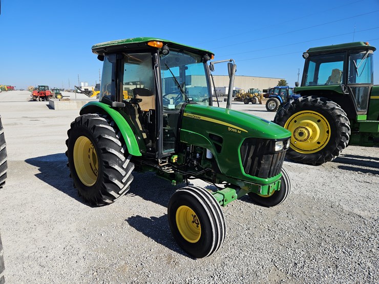 2011-john-deere-5085m-image-22