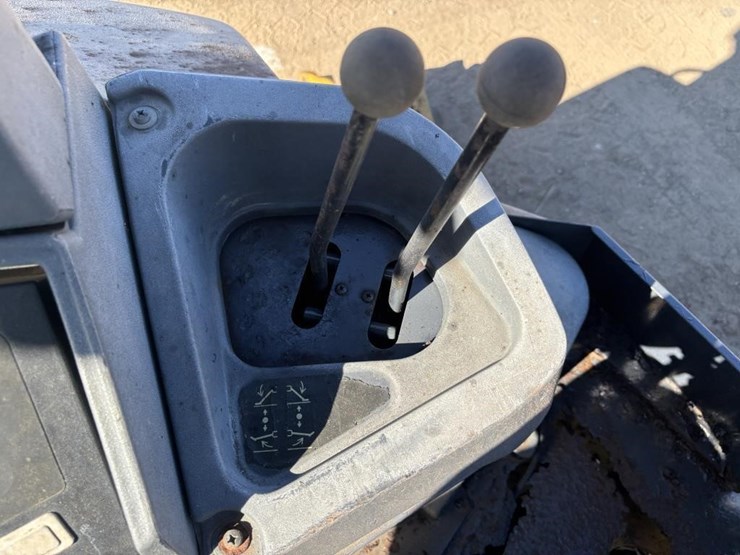 2010-deere-310j-image-39