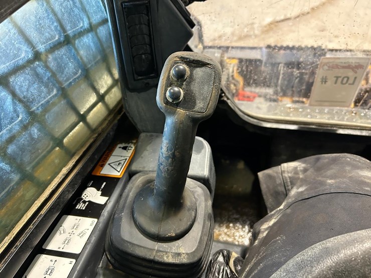 2015-deere-323e-image-22