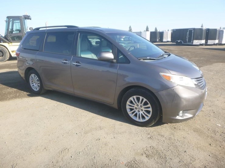 2015-toyota-sienna-image-2