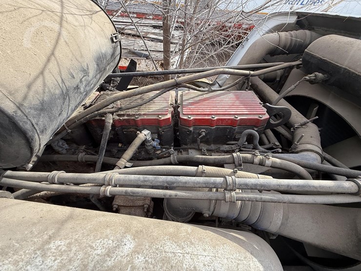 1997-freightliner-fld120-image-37