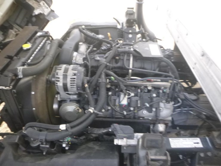 2016-isuzu-npr-image-15