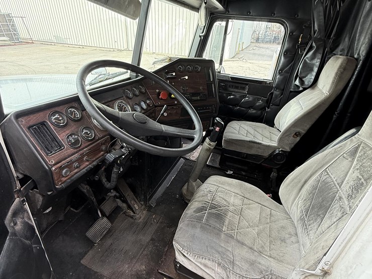 1988-freightliner-flc120-image-20