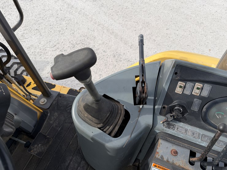 new-holland-u80-image-13