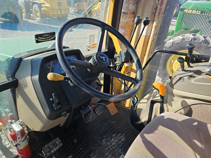 2011-john-deere-5085m-image-11