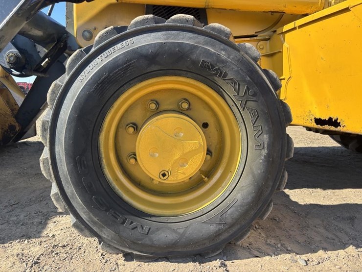 2010-deere-310j-image-25